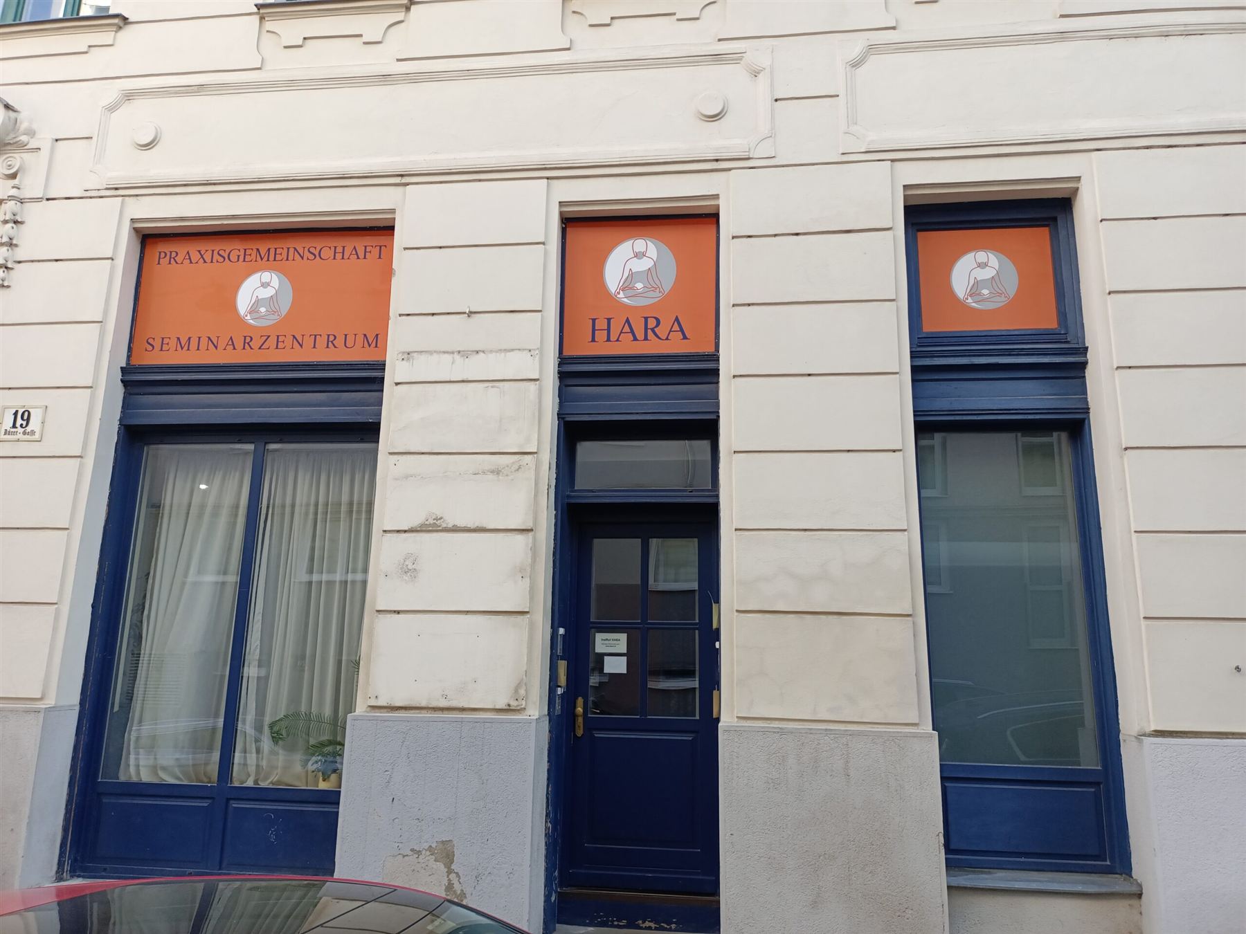Eingang der Praxisgemeinschaft Institut Hara in der Dürergasse, Wien